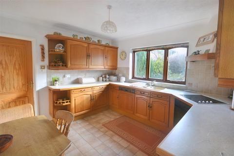 4 bedroom detached bungalow for sale, Golwg Y Twr, Llanarthney, Carmarthen