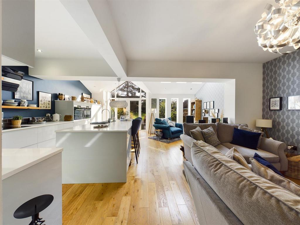 Open plan kitchen/dining/living:
