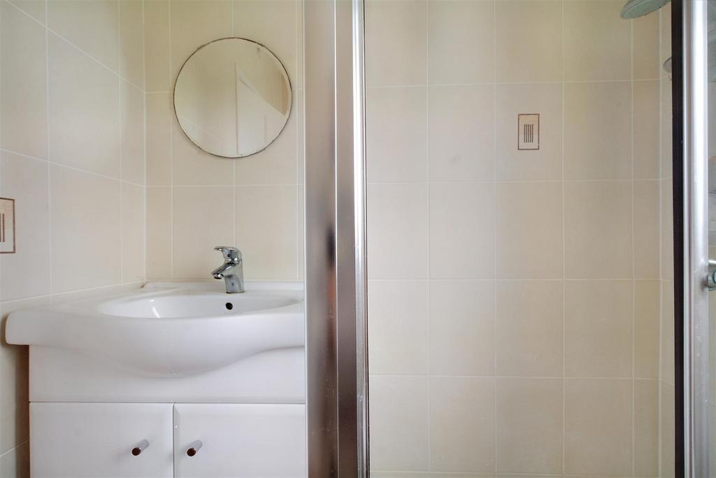 DSC 3781 Bathroom.jpeg