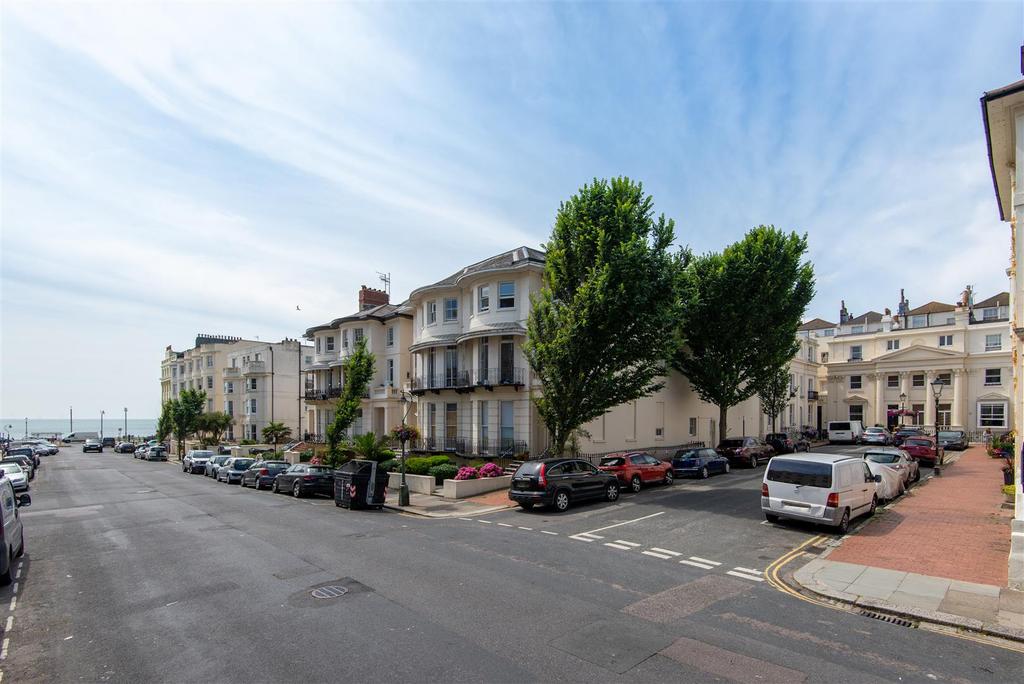 Lansdowne Square, Hove Studio £850 pcm (£196 pw)