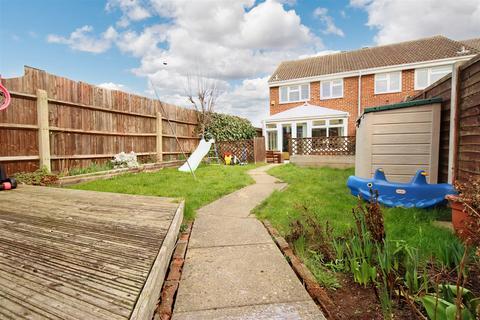 3 bedroom end of terrace house for sale - Robin Way, Chelmsford