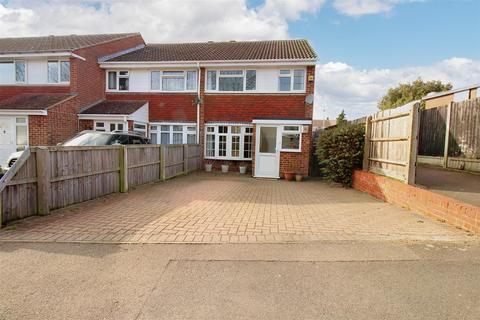 3 bedroom end of terrace house for sale - Robin Way, Chelmsford
