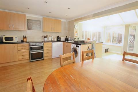 3 bedroom end of terrace house for sale - Robin Way, Chelmsford