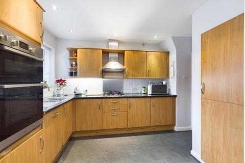 6 Thistlewood Crescent, New Addington, Croydon, CR0 0AR