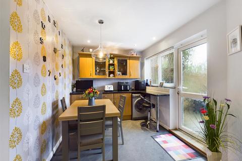 6 Thistlewood Crescent, New Addington, Croydon, CR0 0AR