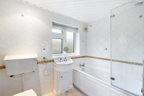 6 Thistlewood Crescent, New Addington, Croydon, CR0 0AR