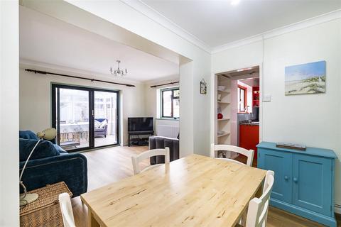 325 Hook Road, Epsom, KT19 8QU