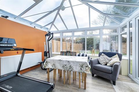 325 Hook Road, Epsom, KT19 8QU