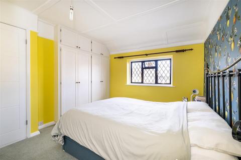 325 Hook Road, Epsom, KT19 8QU
