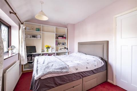 325 Hook Road, Epsom, KT19 8QU