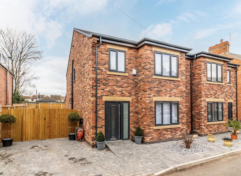 Gladstone Avenue, Gotham, Nottingham 4 bed semidetached house for sale