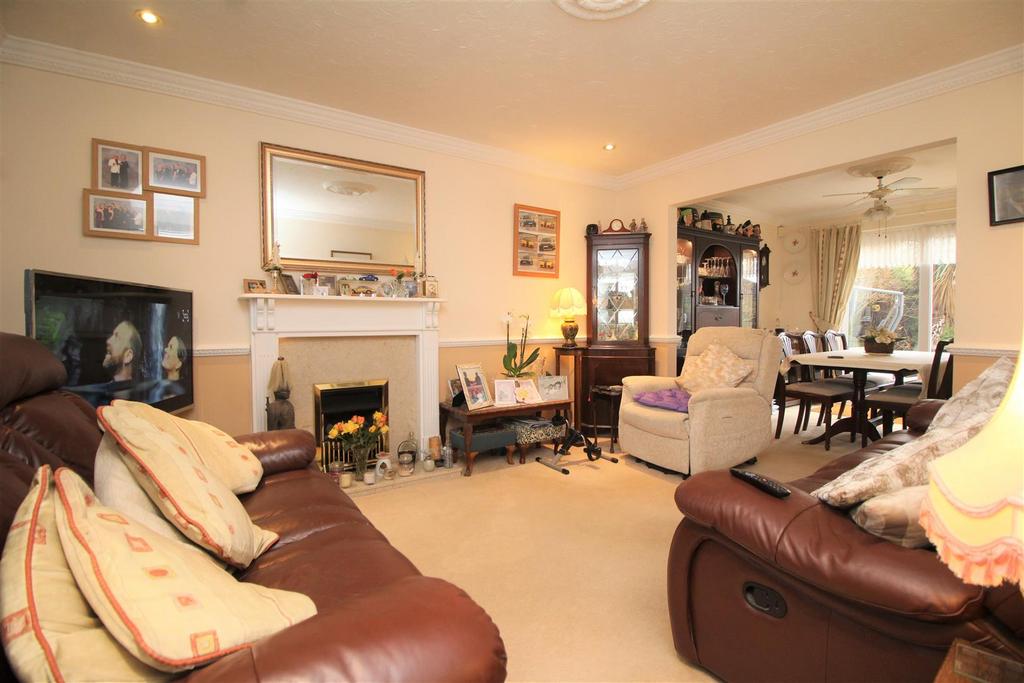 Willowbrook Drive, Coates, Peterborough 4 bed detached house £375,000