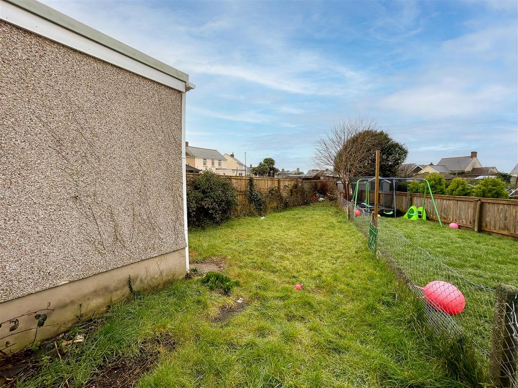 47 Prioryville, Milford Haven SA73 2JR 3 bed semidetached house £115,000