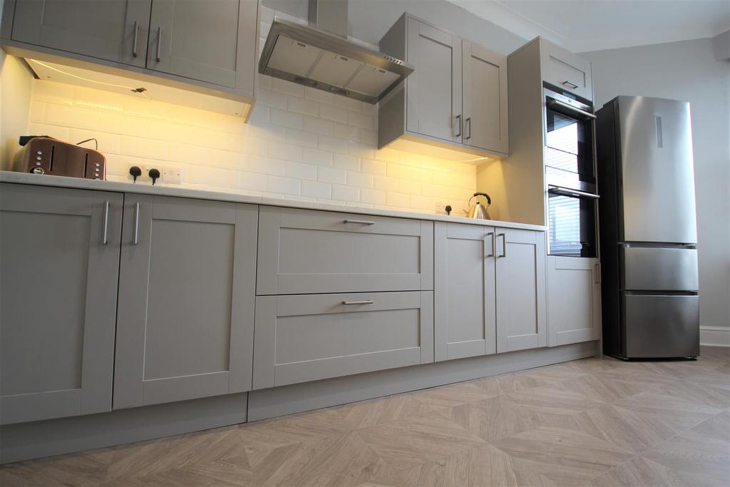 Kepstorn Road, West Park, Leeds, LS16... 2 bed apartment £1,500 pcm