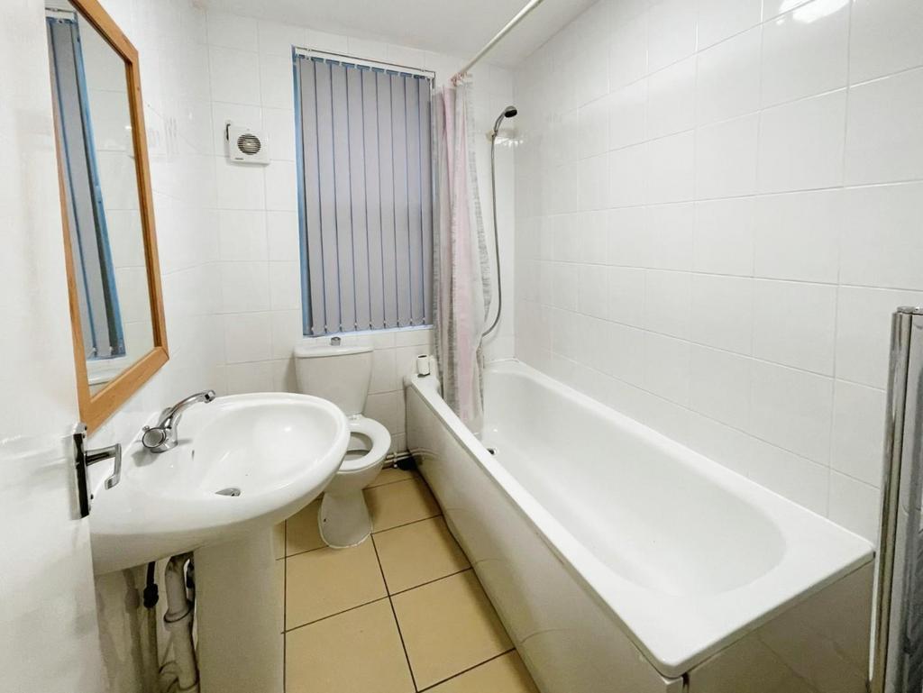 Flat 2: bathroom
