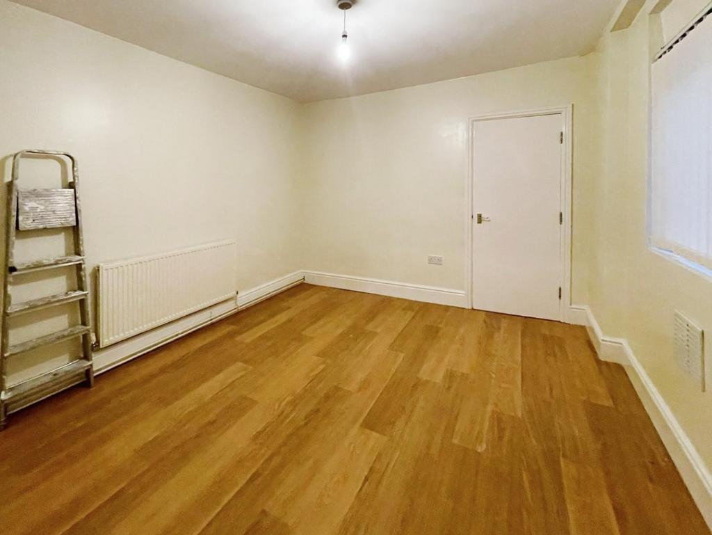 Flat 1: bedroom
