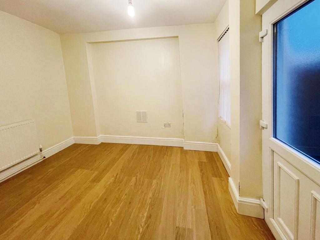 Flat 1: bedroom