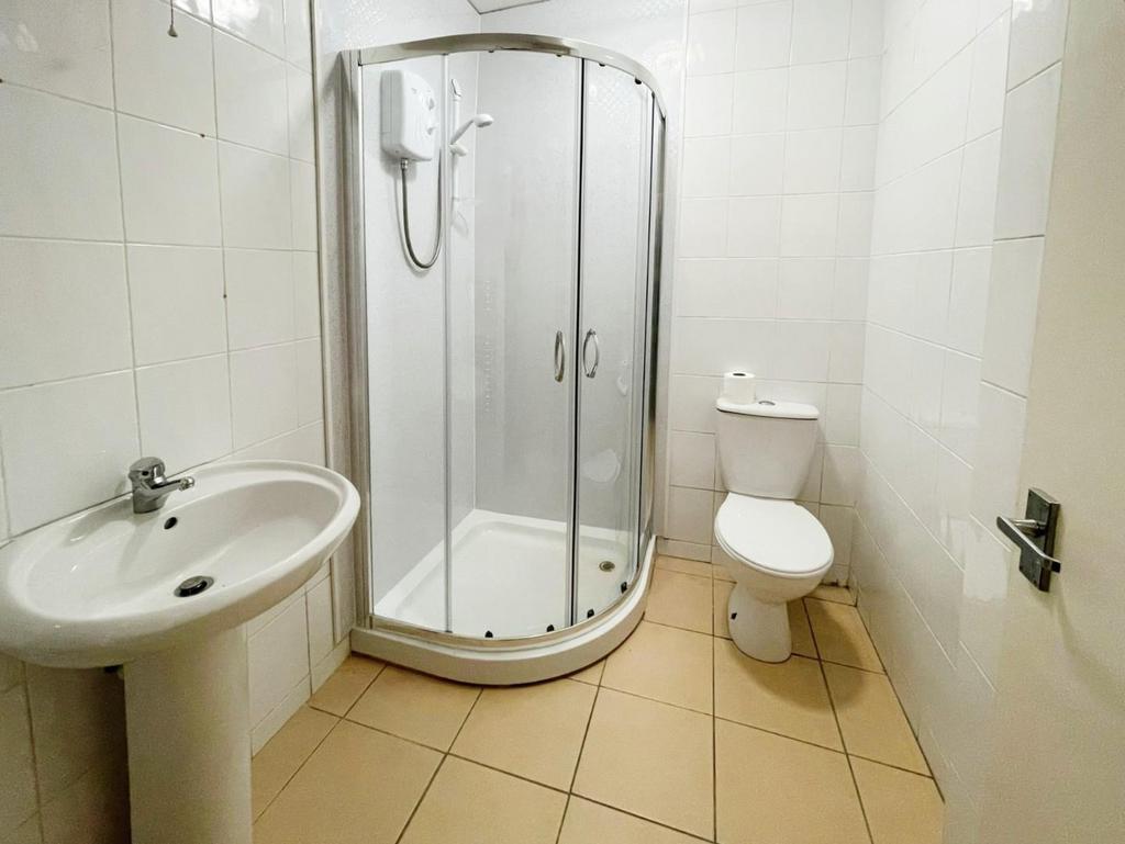 Flat 1: bathroom