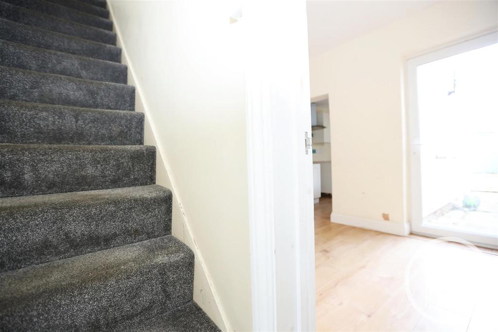 Lorne Park Road, Lowestoft, Suffolk 3 bed terraced house £775 pcm (£