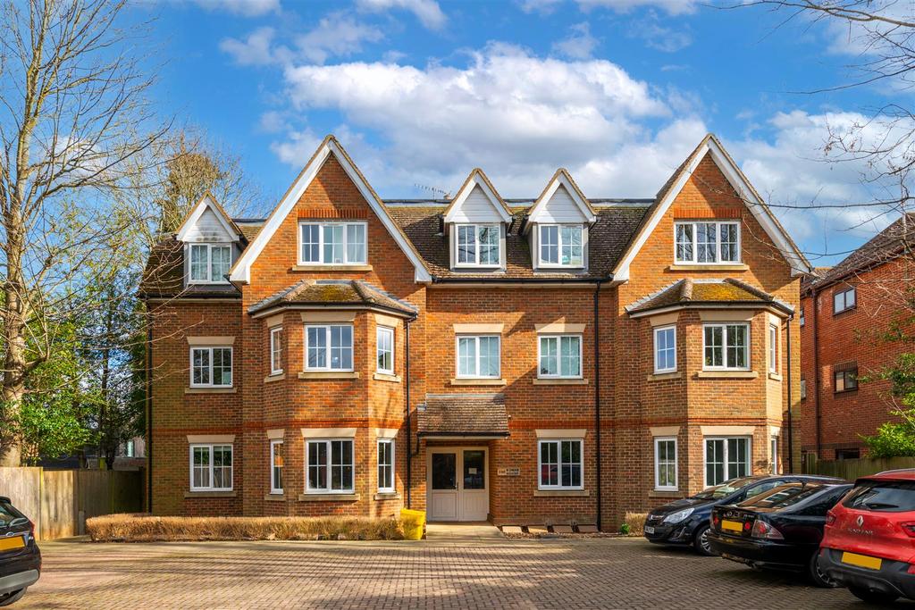 Bonehurst Road, Horley 2 bed flat £270,000