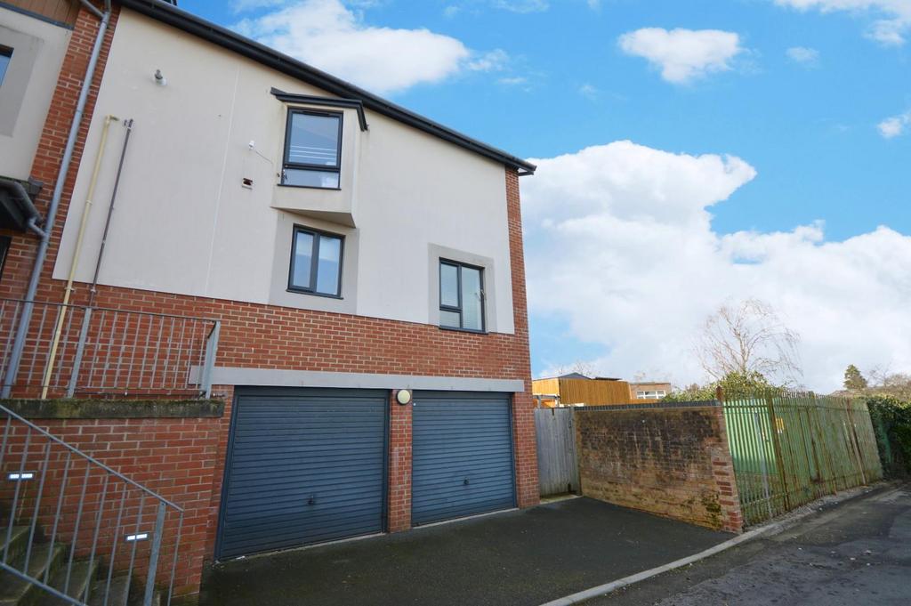 Outside / Integral Garage
