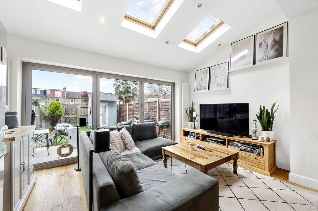 Faraday Road, SW19 4 bed house £3,250 pcm (£750 pw)