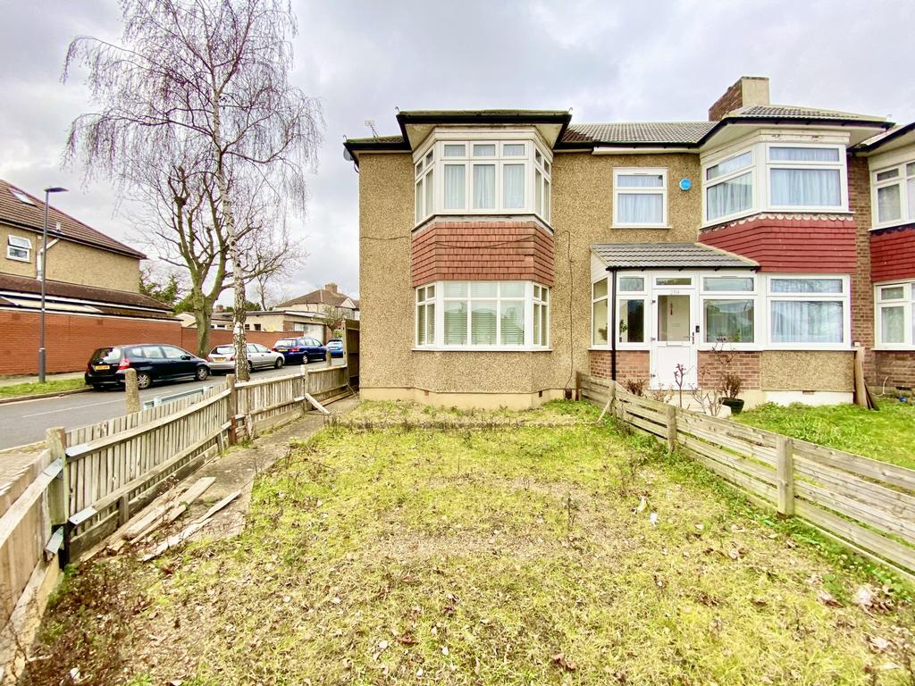 Camrose Avenue, Edgware, HA8 1 bed £280,000