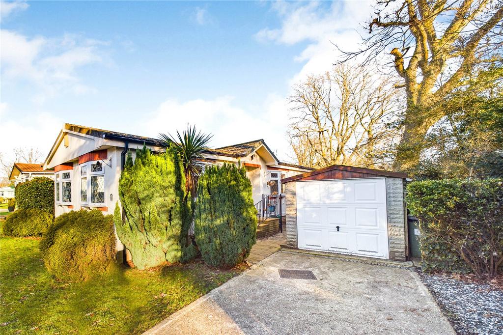 Forest Lane, Tadley, Hampshire, RG26 2 bed detached house for sale £220,000