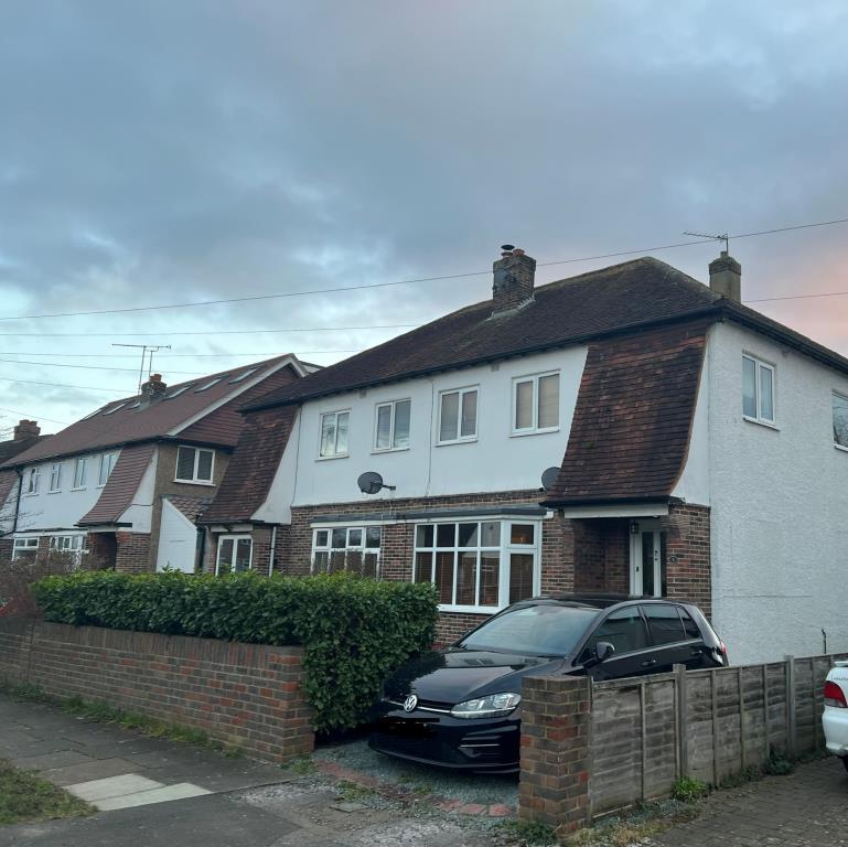 Lower Sunbury, Surrey, TW16 3 bed semidetached house £750,000