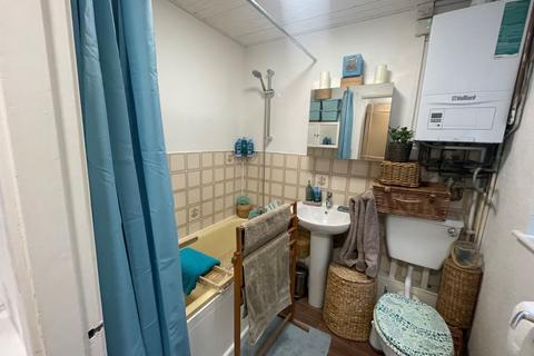 19 Truesdale Road, London, E6 5PT