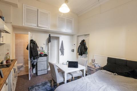 Studio to rent, Cheniston Gardens, Kensington, London, W8