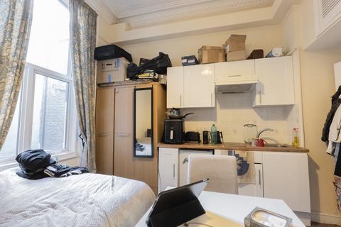 Studio to rent, Cheniston Gardens, Kensington, London, W8