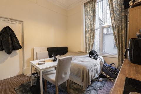 Studio to rent, Cheniston Gardens, Kensington, London, W8