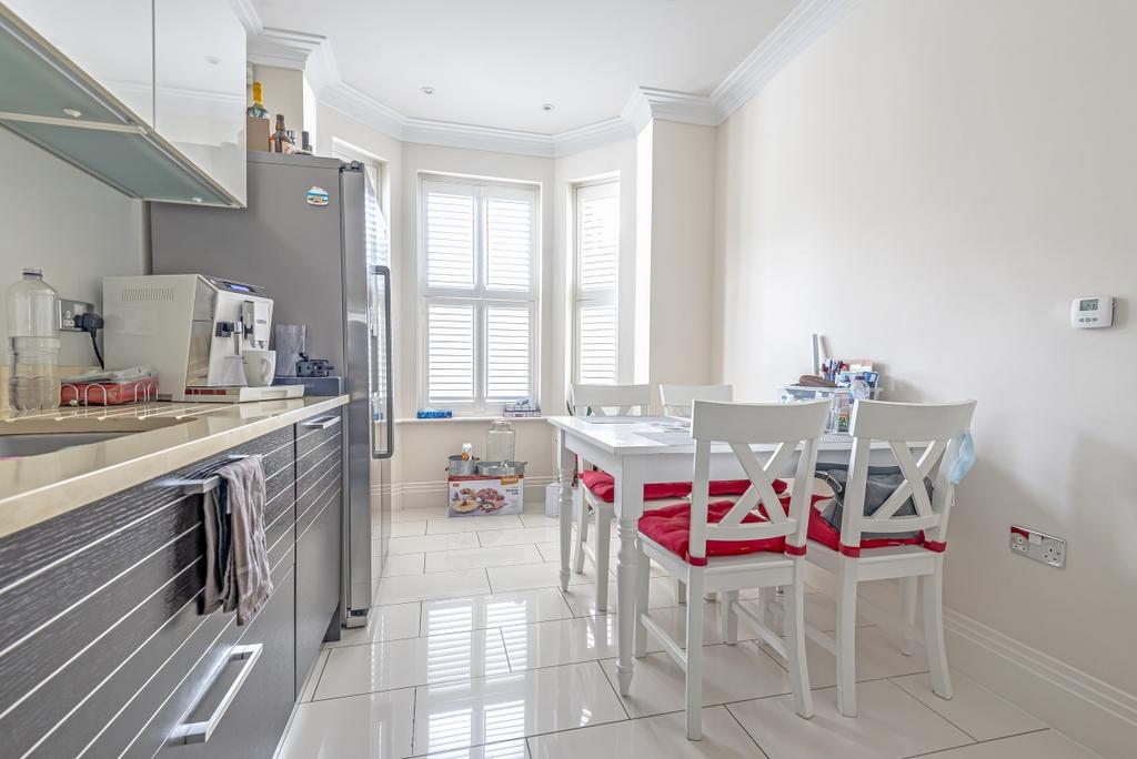 Clifton Road, Kingston Upon Thames, KT2 4 bed house £3,950 pcm (£912 pw)
