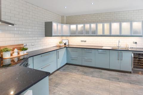 5 bedroom terraced house to rent, Bretland Drive, Grappenhall, Warrington, WA4 3TD
