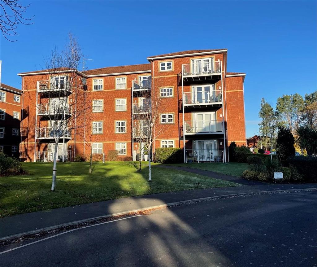 Aughton Park Drive, Aughton, Ormskirk 2 bed flat £238,000