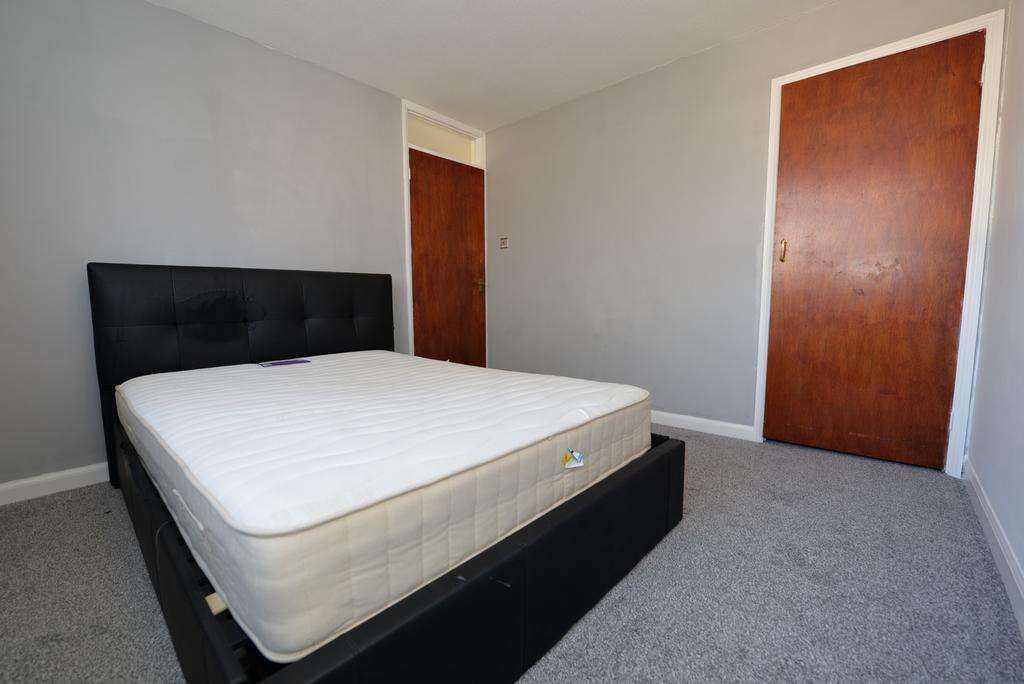 Cam Walk, Eastrop, Basingstoke, RG21 3 bed terraced house to rent £