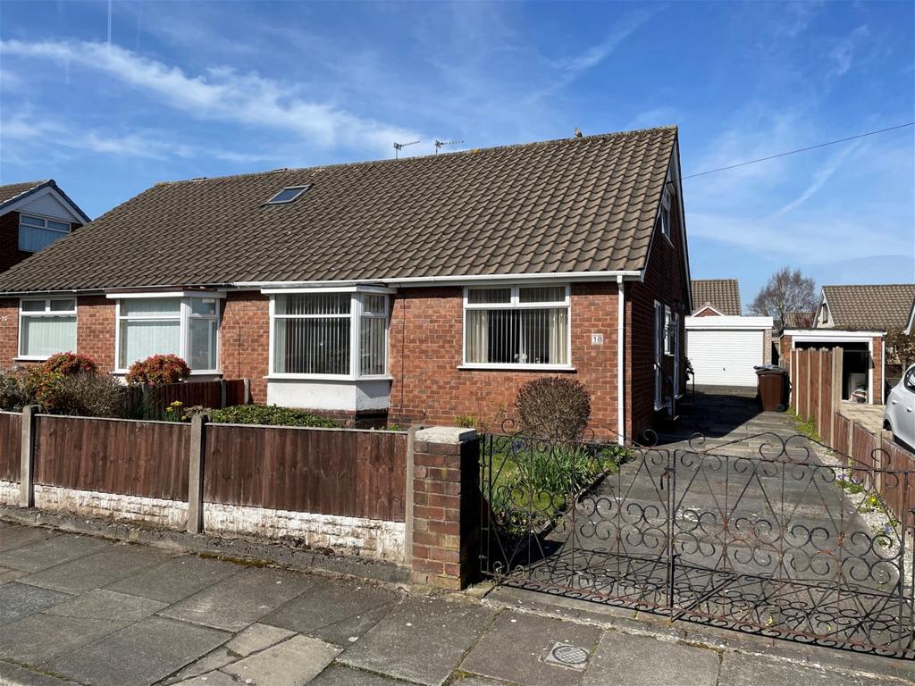 Redwood Drive, Ormskirk, L39 3NS 3 bed semidetached bungalow £225,000