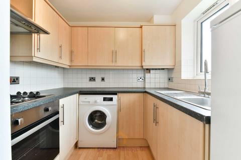 2 bedroom flat to rent - Churchill House, Banstead