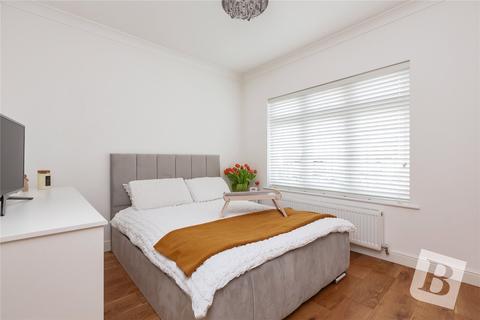 4 bedroom bungalow for sale, Parkside Avenue, Romford, Essex, RM1