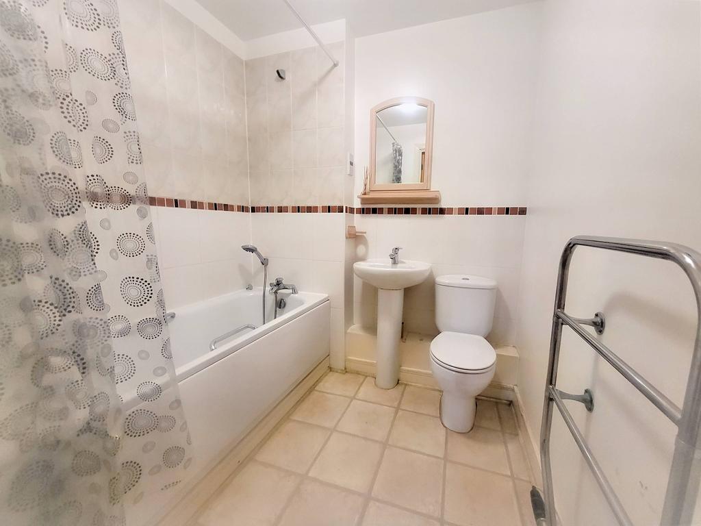 Cleeve Way, Sutton SM1 2 bed apartment £1,500 pcm (£346 pw)