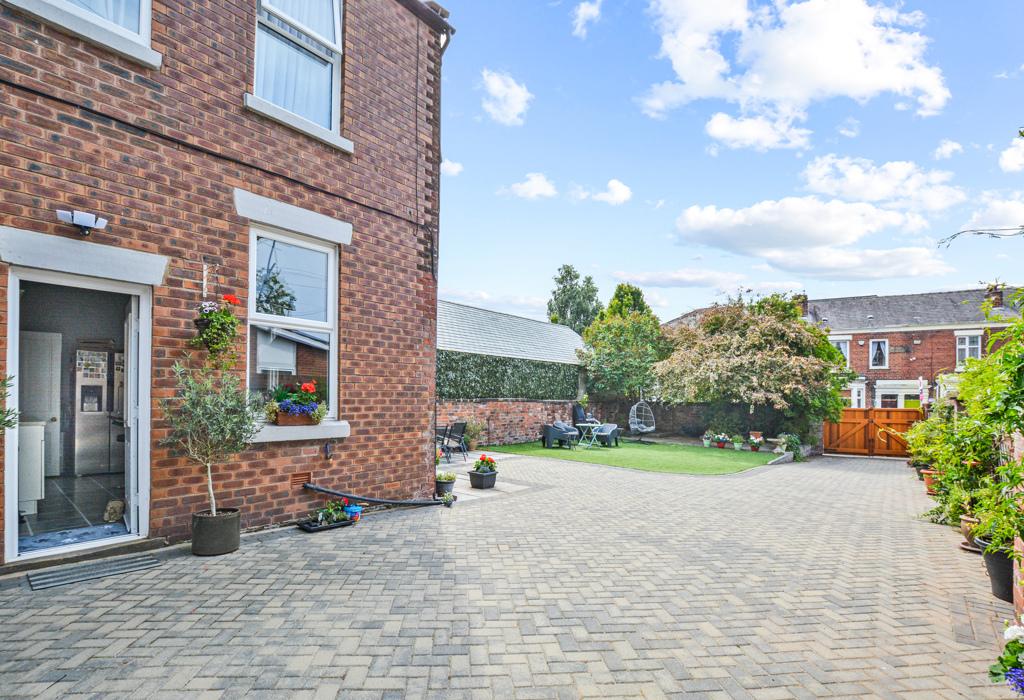 Moor Park Avenue, Preston, Lancashire 6 bed semidetached house for