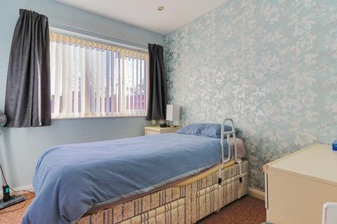 3 bedroom semi-detached bungalow for sale - Grandale, Hull, HU7 4BL