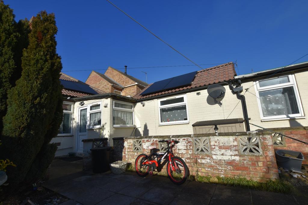 Low Cross, Whittlesey, Peterborough, PE7 1 bed bungalow £725 pcm (£