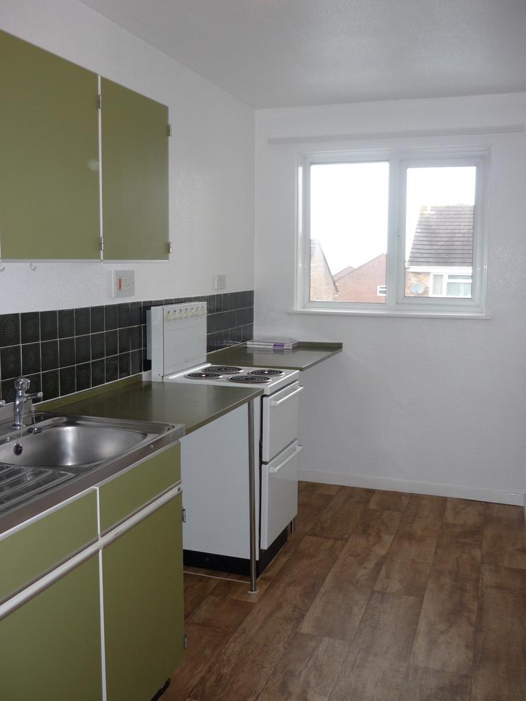 Gate Tree Close, Kingsteignton TQ12 1 bed flat £595 pcm (£137 pw)