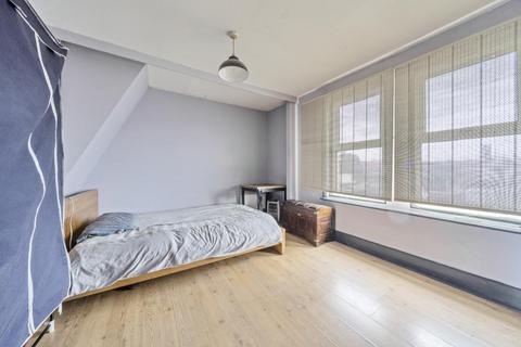 Flat B, 210 Basingstoke Road, Reading, RG2 0HH