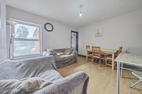 Flat B, 210 Basingstoke Road, Reading, RG2 0HH