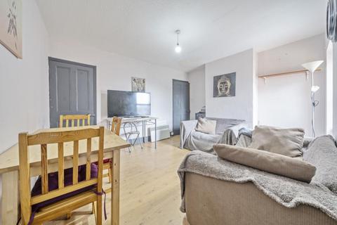 Flat B, 210 Basingstoke Road, Reading, RG2 0HH