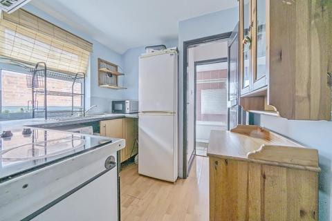 Flat B, 210 Basingstoke Road, Reading, RG2 0HH