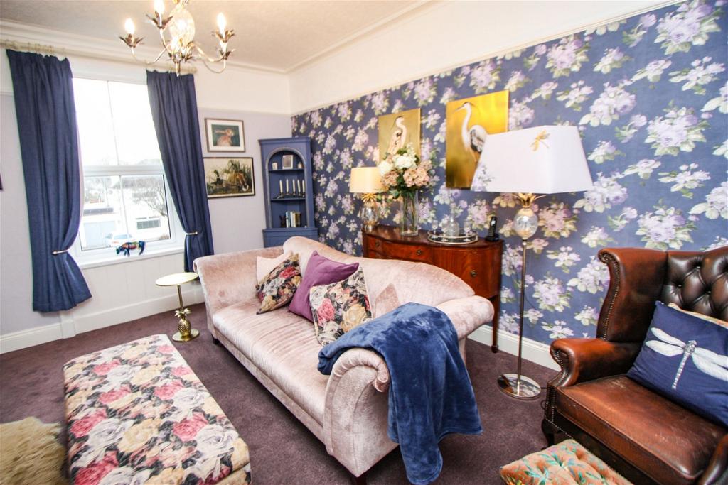Sea Road, Abergele, Conwy, LL22 7BU 2 bed flat £125,000